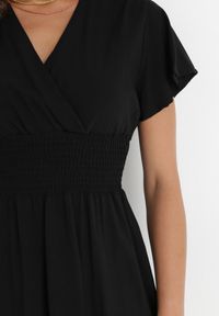 Born2be - Czarna Sukienka z Wiskozy Saede. Okazja: na co dzień. Kolor: czarny. Materiał: wiskoza. Wzór: gładki. Sezon: lato. Typ sukienki: kopertowe. Styl: casual. Długość: mini #5