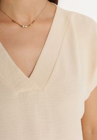 Born2be - Beżowa Bluzka z Krótkim Rękawem i Dekoltem w Serek Rellema. Okazja: na co dzień. Typ kołnierza: dekolt w serek. Kolekcja: plus size. Kolor: beżowy. Materiał: jeans. Długość rękawa: krótki rękaw. Długość: krótkie. Styl: casual, elegancki #2