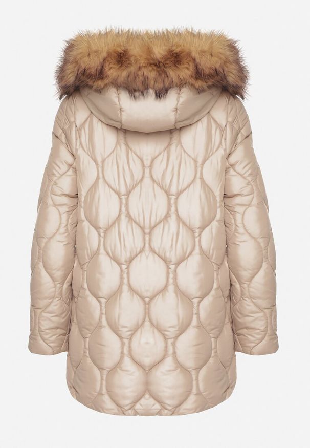 Born2be - Ciemnobeżowa Pikowana Kurtka o Pudełkowym Kroju z Odpinanym Kapturem z Futrem Lilssia. Okazja: na co dzień. Kolor: beżowy. Materiał: futro. Styl: elegancki, klasyczny, casual