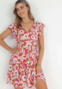 Born2be - Czerwona Sukienka Mini z Wiskozy z Gumką w Pasie i Falbankami Nidi. Typ kołnierza: kołnierz z falbankami. Kolor: czerwony. Materiał: wiskoza. Długość: mini #1
