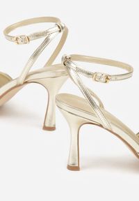 Born2be - Złote Lakierowane Sandały na Szpilce z Paseczkiem wokół Kostki Reafera. Okazja: na wesele, na ślub cywilny, na imprezę. Zapięcie: sprzączka. Kolor: złoty. Materiał: lakier. Obcas: na szpilce. Wysokość obcasa: średni #4