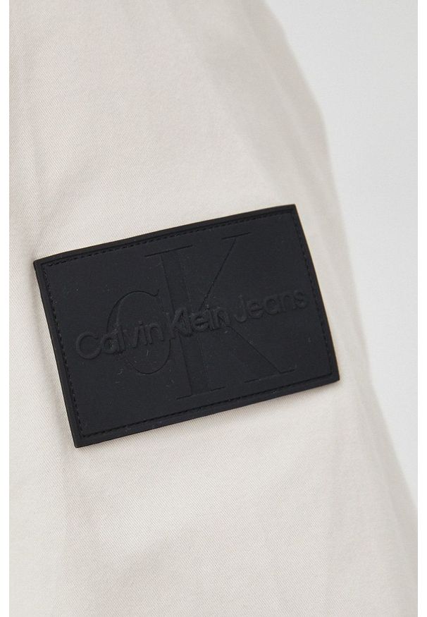 Calvin Klein Jeans koszula jeansowa męska kolor beżowy relaxed z kołnierzykiem klasycznym. Typ kołnierza: kołnierzyk klasyczny. Kolor: beżowy. Styl: klasyczny