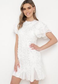 Born2be - Biała Sukienka Mini z Koronkowymi Wstawkami i Falbankami Soffiana. Okazja: na imprezę, na co dzień. Typ kołnierza: kołnierz z falbankami. Kolor: biały. Materiał: koronka. Długość rękawa: krótki rękaw. Wzór: koronka. Styl: casual, elegancki. Długość: mini