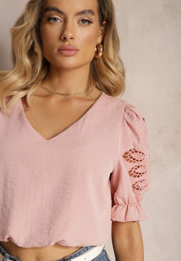 Renee - Różowa Bluzka Koszulowa z Ozdobnym Rękawem i Trójkątnym Dekoltem Janesta. Okazja: na co dzień. Kolor: różowy. Materiał: jeans, materiał. Styl: casual, wizytowy