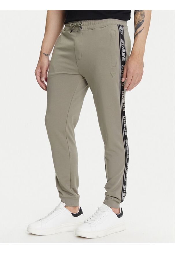 Guess Spodnie dresowe Z2YB19 K6ZS1 Khaki Regular Fit. Kolor: brązowy. Materiał: bawełna