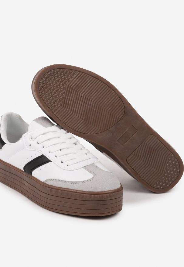 Born2be - Białe Sneakersy na Grubej Podeszwie z Ozdobnymi Wstawkami Irithine. Okazja: na spotkanie biznesowe, na co dzień, na spacer. Nosek buta: okrągły. Zapięcie: sznurówki. Kolor: biały. Materiał: jeans. Sport: turystyka piesza