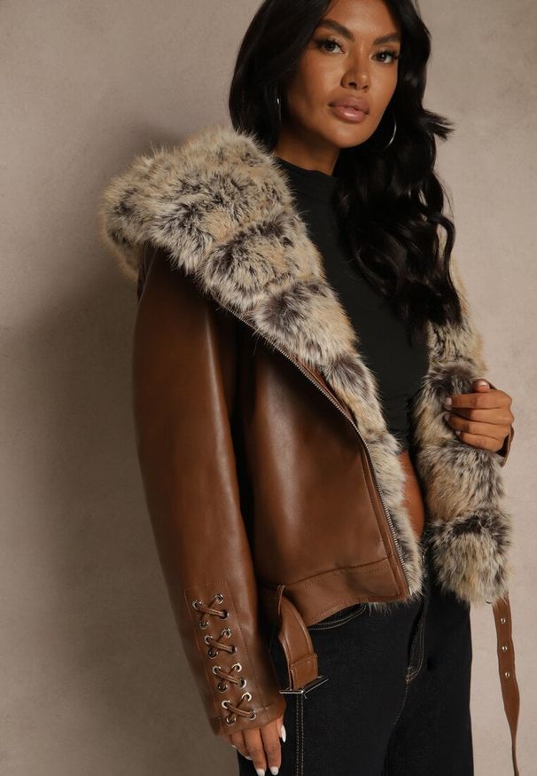 Renee - Brązowa Kurtka Ramoneska z Kapturem z Futrem z Możliwością Odpięcia Aplinna. Okazja: na co dzień. Typ kołnierza: kaptur. Kolor: brązowy. Materiał: futro. Styl: casual