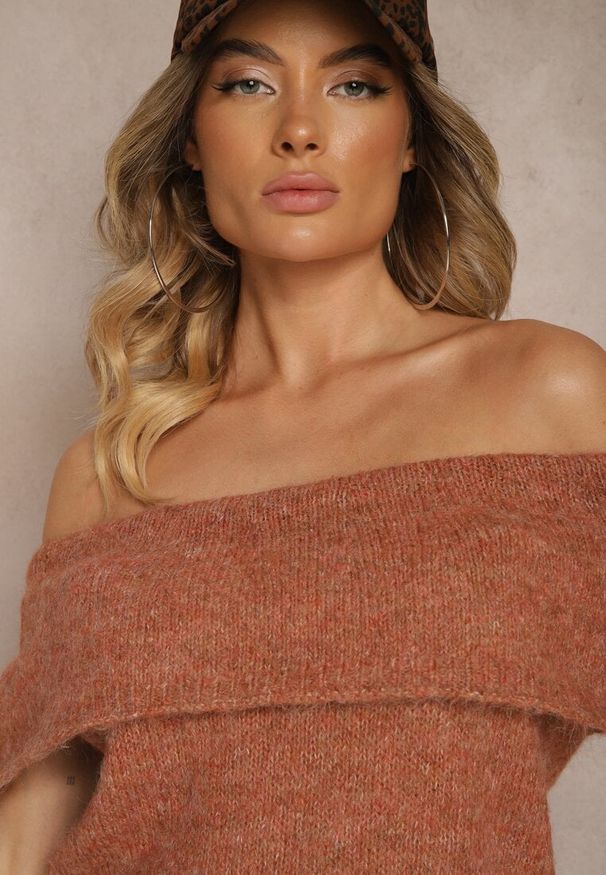 Renee - Brązowy Sweter Top z Hiszpańskim Wywijanym Dekoltem z Wełną Inarose. Kolor: brązowy. Materiał: wełna