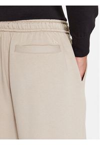Calvin Klein Jeans Spodnie dresowe J30J322925 Écru Relaxed Fit. Materiał: syntetyk #4