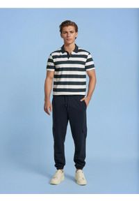 Sinsay - Spodnie jogger cargo - granatowy. Kolor: niebieski