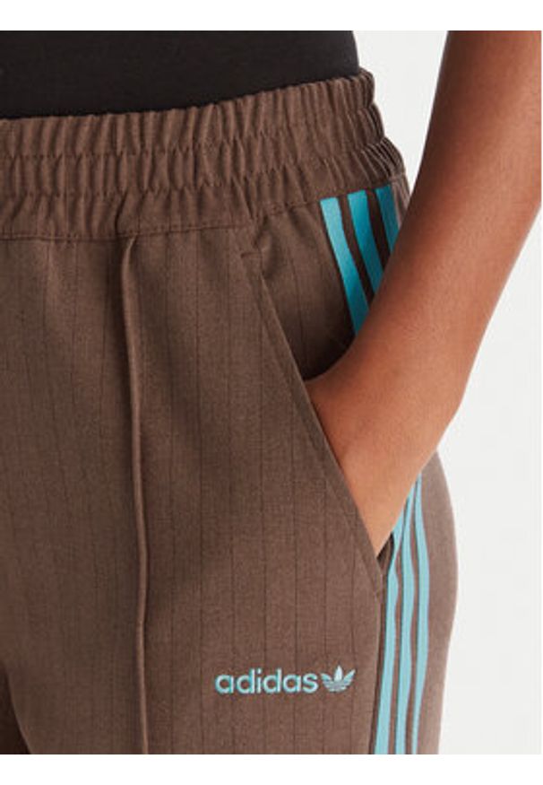 Adidas - adidas Spodnie dresowe JX5308 Brązowy Regular Fit. Kolor: brązowy. Materiał: syntetyk