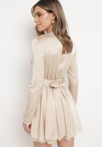 Born2be - Beżowa Satynowa Sukienka Mini z Głębokim Dekoltem i Wiązaniem z Tyłu Liadan. Okazja: na imprezę. Kolor: beżowy. Materiał: satyna. Styl: elegancki. Długość: mini #6