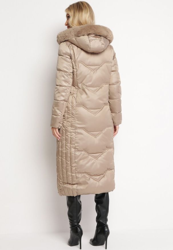 Born2be - Beżowa Pikowana Kurtka Maxi Płaszcz z Ozdobnym Marszczeniem i Futerkiem Estenous. Okazja: na co dzień. Kolor: beżowy. Materiał: futro. Wzór: aplikacja. Sezon: zima. Styl: casual, elegancki, klasyczny