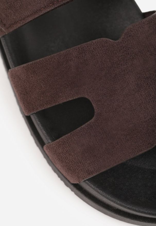 Born2be - Brązowe Płaskie Klapki z Ozdobnymi Wycięciami i Paskiem na Rzep Hisine. Okazja: na co dzień. Kolor: brązowy. Materiał: materiał, jeans. Sezon: lato. Styl: elegancki, casual