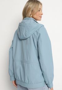 Born2be - Niebieska Kurtka Parka o Pudełkowym Kroju ze Ściągaczem w Talii i Kapturem Sesoliena. Okazja: na co dzień, na spacer. Kolor: niebieski. Materiał: jeans. Długość rękawa: długi rękaw. Długość: długie. Styl: casual, elegancki #7