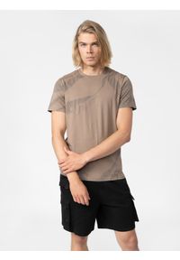 4f - T-shirt regular z nadrukiem allover męski. Kolor: brązowy. Materiał: bawełna. Wzór: nadruk