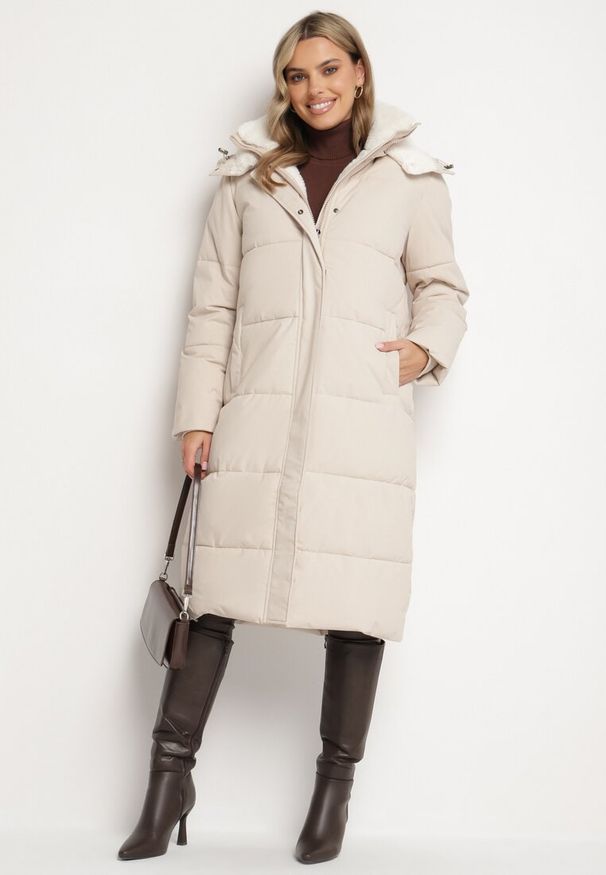 Born2be - Jasnobeżowa Długa Kurtka Pikowana z Odpinanym Kapturem i Kieszeniami Etarose. Okazja: na co dzień, na spacer. Kolor: beżowy. Materiał: jeans. Długość: długie. Styl: casual, elegancki