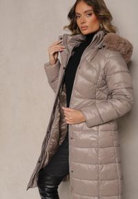 Renee - Beżowa Długa Kurtka Pikowana z Odpinanym Kapturem Ozdobionym Futerkiem i Paskiem Iveleti. Okazja: na co dzień. Kolor: beżowy. Materiał: futro. Długość: długie. Wzór: aplikacja. Styl: elegancki, casual #3