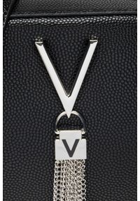 Valentino by Mario Valentino - VALENTINO Mała czarna torebka o teksturze skóry z ozdobnym V divina haversack. Kolor: czarny. Materiał: skórzane #5