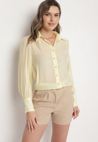Born2be - Żółta Klasyczna Koszula z Wiskozą Linarina. Okazja: na spotkanie biznesowe. Typ kołnierza: kołnierzyk klasyczny. Kolor: żółty. Materiał: wiskoza. Styl: klasyczny