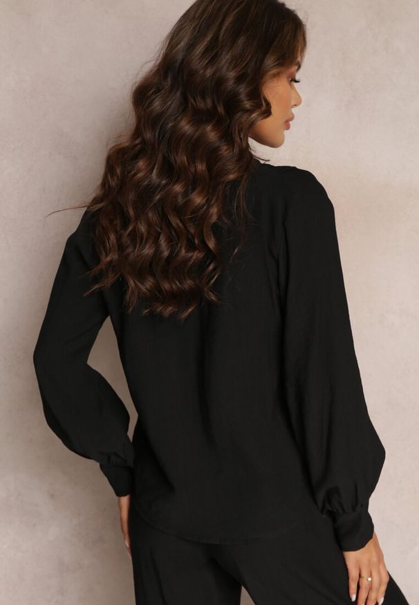 Renee - Czarna Bluzka z Bufiastymi Rękawami i Trójkątnym Dekoltem Hilko. Okazja: na co dzień. Kolor: czarny. Materiał: wiskoza. Styl: elegancki, casual