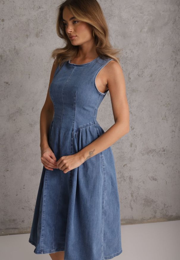 Renee - Granatowa Sukienka Bawełniana z Jeansu o Kroju Bombki z Marszczeniami Chalallis. Okazja: na co dzień. Kolor: niebieski. Materiał: bawełna, jeans. Typ sukienki: bombki. Styl: casual