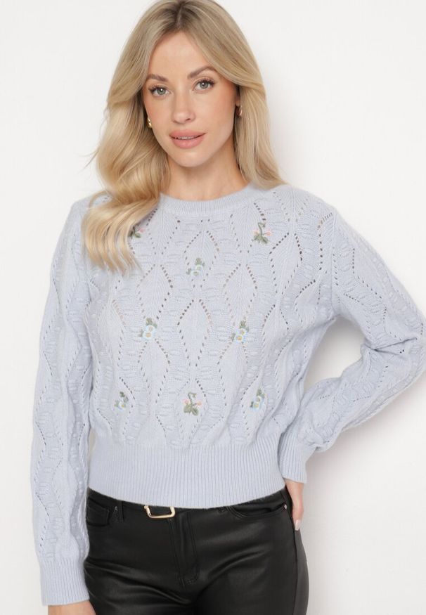 Born2be - Niebieski Sweter Ozdobiony Tłoczeniem i Kwiatkami Eretina. Okazja: na co dzień. Kolor: niebieski. Materiał: jeans. Wzór: aplikacja, kwiaty. Styl: casual