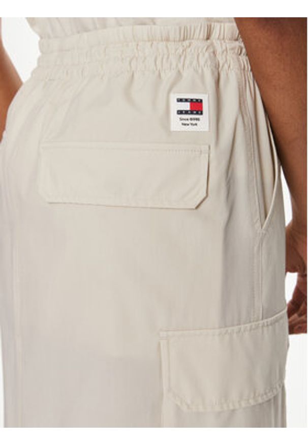Tommy Jeans Spódnica midi Parachute DW0DW17719 Beżowy Relaxed Fit. Kolor: beżowy. Materiał: syntetyk