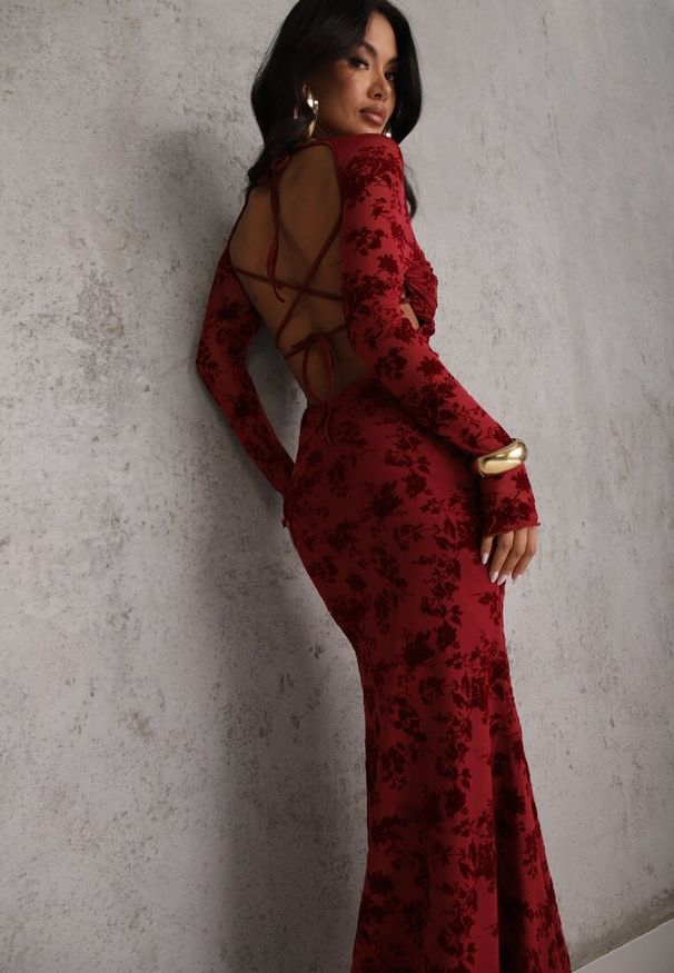 Renee - Czerwona Sukienka VICES Bodycon z Siateczki Ozdobionej Wzorem w Kwiaty Rivita. Okazja: na studniówkę, na imprezę. Typ kołnierza: dekolt kwadratowy. Kolor: czerwony. Wzór: aplikacja, kwiaty. Typ sukienki: bodycon. Styl: elegancki