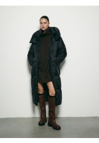Reserved - Puchowy płaszcz z kapturem - czarny. Typ kołnierza: kaptur. Kolor: czarny. Materiał: puch #1