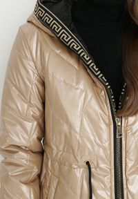 Born2be - Złota Kurtka Pikowana Bemius. Kolor: złoty. Materiał: wełna, materiał. Długość: długie #7