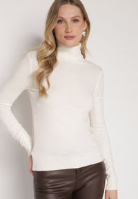 Born2be - Jasnobeżowy Klasyczny Golf z Bawełną Reilisea. Okazja: na co dzień. Typ kołnierza: golf. Kolor: beżowy. Materiał: bawełna. Styl: klasyczny #3