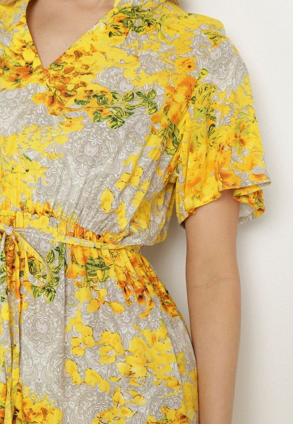 Born2be - Żółta Sukienka w Kwiaty z Paskiem Cleza. Okazja: na co dzień. Typ kołnierza: dekolt w kształcie V. Kolor: żółty. Wzór: kwiaty. Sezon: wiosna, lato. Styl: casual, elegancki