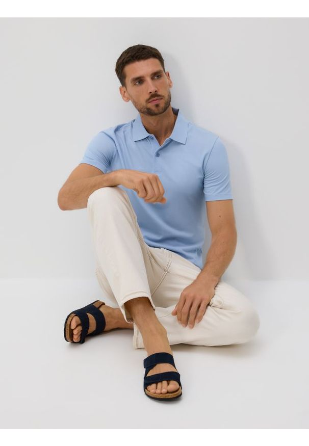 Reserved - Koszulka polo regular - jasnoniebieski. Typ kołnierza: polo. Kolor: niebieski. Materiał: bawełna, dzianina