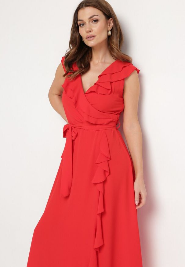 Born2be - Czerwona Sukienka Mellothee. Okazja: na imprezę. Typ kołnierza: kołnierz z falbankami. Kolor: czerwony. Materiał: materiał. Typ sukienki: kopertowe. Styl: elegancki, wizytowy. Długość: midi