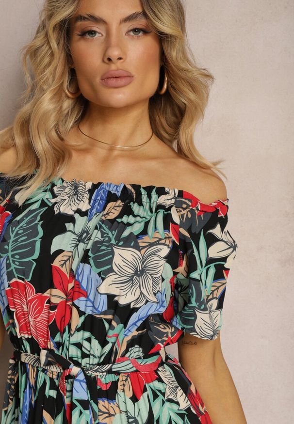 Renee - Czarno-Czerwona Wiskozowa Sukienka o Rozkloszowanym Kroju z Paskiem w Talii w Kwiatowy Print Rosubia. Okazja: na co dzień. Typ kołnierza: dekolt w łódkę. Kolor: czarny. Materiał: wiskoza. Wzór: kwiaty, nadruk. Typ sukienki: proste. Styl: casual, wizytowy. Długość: mini