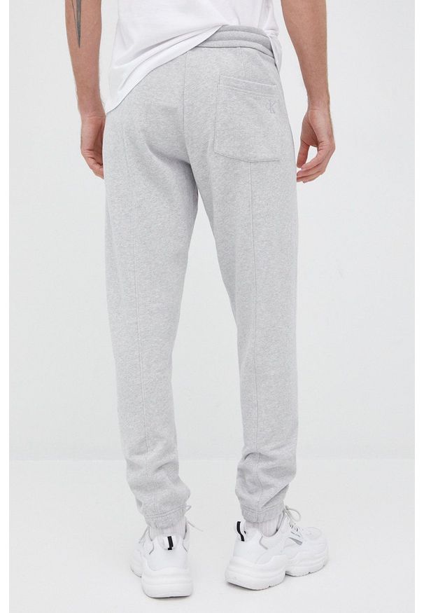 Calvin Klein Jeans spodnie męskie kolor szary z nadrukiem. Kolor: szary. Materiał: dzianina. Wzór: nadruk