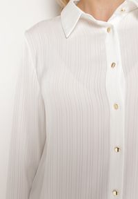 Born2be - Biała Koszula o Klasycznym Fasonie Zapinana na Guziki Dlinesta. Okazja: na co dzień. Kolor: biały. Materiał: jeans. Długość rękawa: długi rękaw. Długość: długie. Styl: klasyczny #2