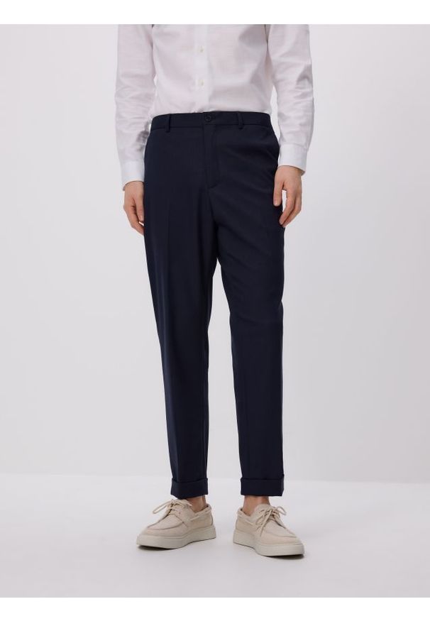 Reserved - Spodnie garniturowe z wiskozą - granatowy. Kolor: niebieski. Materiał: wiskoza