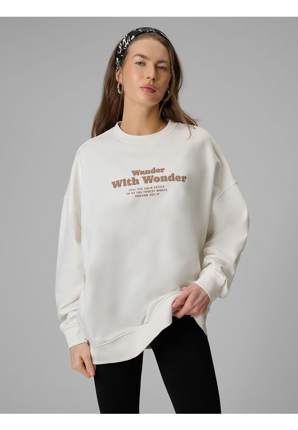 4f - 4F Bluza dresowa oversize bez kaptura damska - biała XL. Okazja: na co dzień, do domu. Typ kołnierza: bez kaptura. Kolor: biały. Materiał: dresówka. Wzór: nadruk. Styl: casual