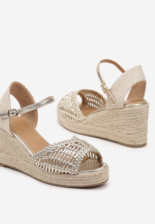 Born2be - Złote Sandały na Koturnie w Stylu Boho z Plecionką Pasirna. Okazja: na co dzień. Nosek buta: otwarty. Zapięcie: sprzączka. Kolor: złoty. Sezon: lato. Obcas: na koturnie. Styl: boho