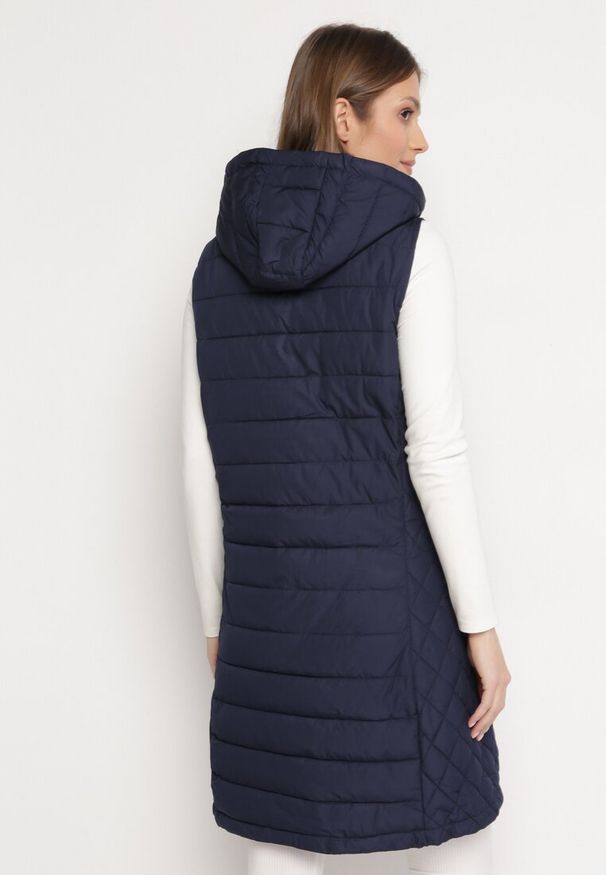 Born2be - Granatowa Kamizelka Pikowana z Odpinanym Kapturem Alaritha. Okazja: na co dzień. Kolor: niebieski. Materiał: jeans. Styl: casual, elegancki