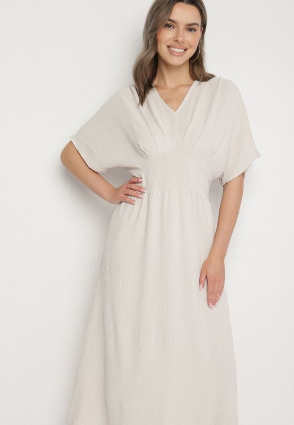 Born2be - Jasnobeżowa Sukienka z Bawełną i Górą w Stylu Nietoperza Filenia. Okazja: na co dzień. Kolor: beżowy. Materiał: bawełna. Styl: casual