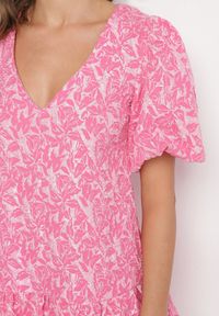 Born2be - Różowa Sukienka z Falbanką w Bombkę i Rękawami z Gumką Ninistea. Typ kołnierza: kołnierz z falbankami. Kolor: różowy. Długość rękawa: krótki rękaw. Sezon: lato. Typ sukienki: bombki. Styl: klasyczny, elegancki #7