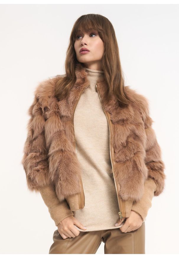 Ochnik - Futro damskie ze ściągaczami w rękawach. Okazja: na co dzień. Typ kołnierza: bez kaptura. Kolor: brązowy. Materiał: futro. Styl: sportowy, casual