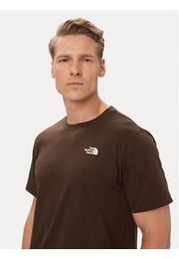 The North Face T-Shirt Evolution Simple Dome NF0A8CZ2 Brązowy ciemny Regular Fit. Kolor: brązowy. Materiał: bawełna #5