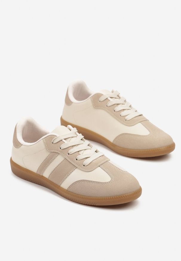 Born2be - Ciemnobeżowe Sneakersy Tenisówki z Ozdobnymi Paskami Danavin. Okazja: na co dzień. Zapięcie: pasek. Kolor: beżowy. Materiał: jeans. Wzór: paski. Obcas: na obcasie. Wysokość obcasa: niski