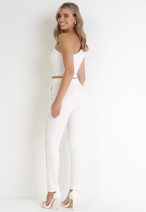 Born2be - Biały 2-częsciowy Komplet z Topem na Jedno Ramię i Spodniami Aleya. Kolor: biały. Materiał: tkanina. Wzór: gładki, aplikacja