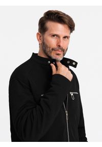 Ombre Clothing - Kurtka męska typu biker ze stójką i kieszeniami – czarna V2 OM-JALP-0157 - XXL. Okazja: na co dzień. Typ kołnierza: kołnierzyk stójkowy. Kolor: czarny. Materiał: syntetyk, tkanina, poliester, materiał. Wzór: ze splotem. Styl: casual #11