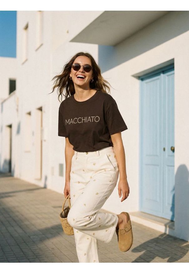 Sinsay - Bawełniana koszulka z haftowanym napisem "Macchiato" - brązowy. Kolor: brązowy. Materiał: bawełna. Wzór: haft, napisy